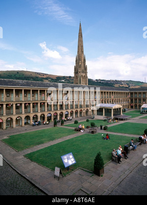 Halifax Piece Hall Historisches Gebäudearchiv Jahr 2000 Bildbesucher genießen viereckige Rasenflächen mit Square Church Tureple außerhalb von England Großbritannien Stockfoto