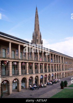 Halifax Piece Hall historisches Archiv 2000 Bild 1779 als Tuchhalle erbaut über 300 Zimmer denkmalgeschütztes Gebäude & Square Church Kirchturm West Yorkshire Stockfoto