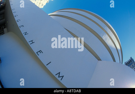 Vorderansicht des Guggenheim-Museums in der Nähe von Central Park New York Nordamerika USA US eye35.com Stockfoto