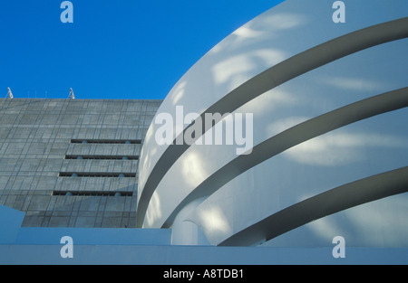 Vorderansicht des Guggenheim-Museums in der Nähe von Central Park New York Nordamerika USA US Stockfoto