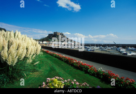 Promenade und Mont Hochmuts Burg Gorey Bucht Jersey Channel Islands British Isles Europa Stockfoto