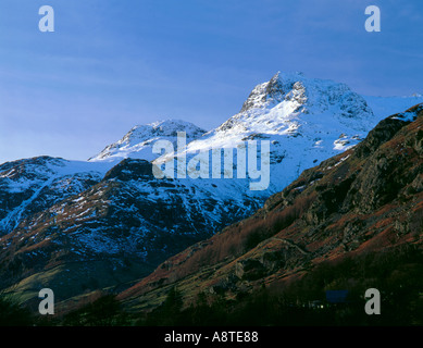 Schneebedeckte Berge im Winter; Harrison scheut, Langdale Pikes oben Langdale, Lake District National Park Cumbria England UK Stockfoto