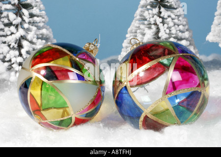 Weihnachtskugeln im Schnee Stockfoto