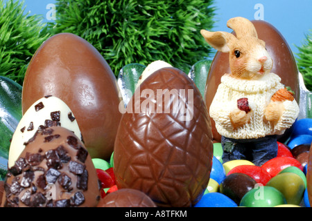 Osterhase mit Ostereiern Stockfoto