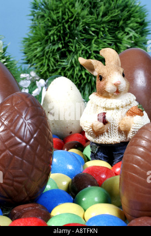 Osterhase mit Ostereiern Stockfoto