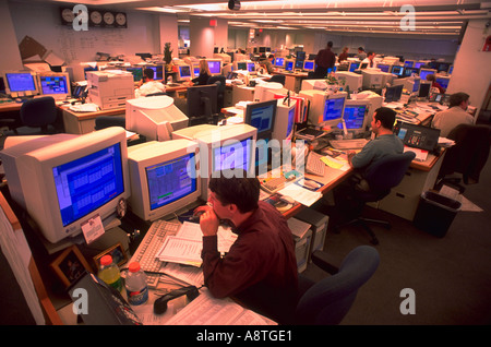Händler sprechen auf Handys während des Sitzens vor der Computer in der Fannie MAE Marketroom in Washington D C Stockfoto