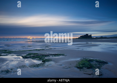 Morgendämmerung am Strand von Bamburgh Castle Northumbria England UK Stockfoto