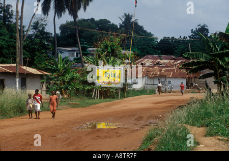 Ein Plakat für Frytol von der Straße durch ein ländliches Dorf Wellblech gedeckten Gebäuden im ländlichen Ghana Stockfoto