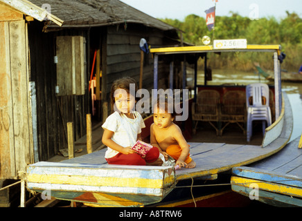 Zwei junge Mädchen auf einem Boot, lächelnd schwimmenden Dorf Chong Kneas, Tonle Sap, Siem Reap, Kambodscha Stockfoto