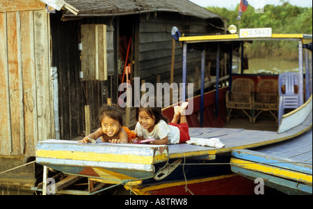 Zwei junge Mädchen auf einem Boot, lächelnd schwimmenden Dorf Chong Kneas, Tonle Sap, Siem Reap, Kambodscha Stockfoto