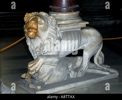 Lion unterstützt die Kanzel im Dom, Pisa. Toskana, Nord-Italien, Europa. Stockfoto