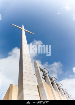 überqueren Sie die neue Kirche von Padre Pio in San Giovanni Rotondo, Architekt Renzo Piano, Foggia, Apulien, Italien, Europa Stockfoto