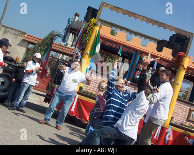 Peole tanzen folk Tarantella in Giugliano Neapel, südlich von Italien Stockfoto