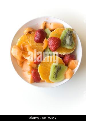 Obstsalat aus verschiedenen Früchten in einer Schüssel auf einem weißen Hintergrund Stockfoto