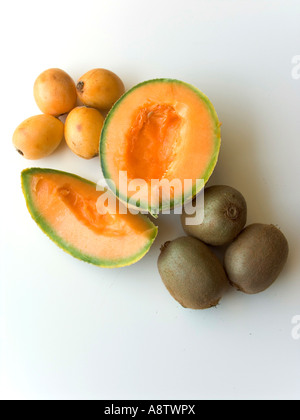 Cantaluope Melone und Aprikose und Kiwi Frucht und Orangen auf weißem Hintergrund Stockfoto