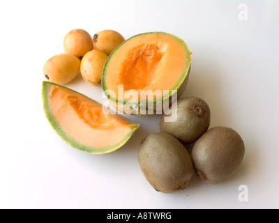 Cantaluope Melone und Aprikose und Kiwi Frucht und Orangen auf weißem Hintergrund Stockfoto