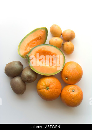 Cantaluope Melone und Aprikose und Kiwi Frucht und Orangen auf weißem Hintergrund Stockfoto