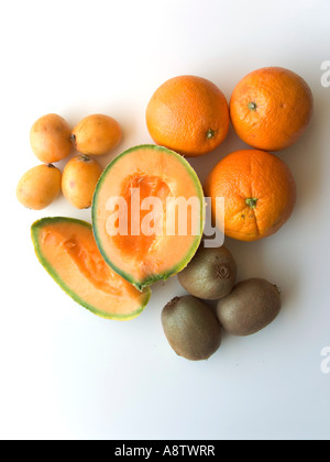 Cantaluope Melone und Aprikose und Kiwi Frucht und Orangen auf weißem Hintergrund Stockfoto