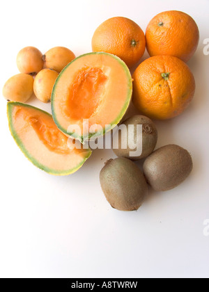 Cantaluope Melone und Aprikose und Kiwi Frucht und Orangen auf weißem Hintergrund Stockfoto