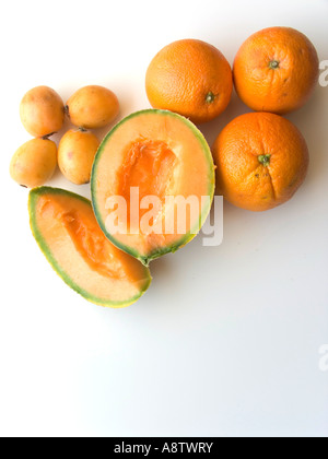 Cantaluope Melone und Aprikose und Orangen auf weißem Hintergrund Stockfoto