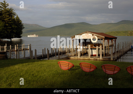 Touristenboot Lac du Saint-Sacrement von touristischen Hütte gesehen. Stockfoto