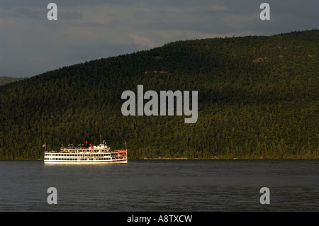 Touristenboot Lac du Saint-Sacrement von touristischen Hütte gesehen. Stockfoto