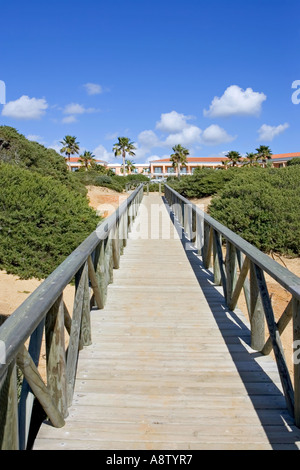 Holzsteg am Sandstrand in Spanien führt zum Luxushotel Stockfoto