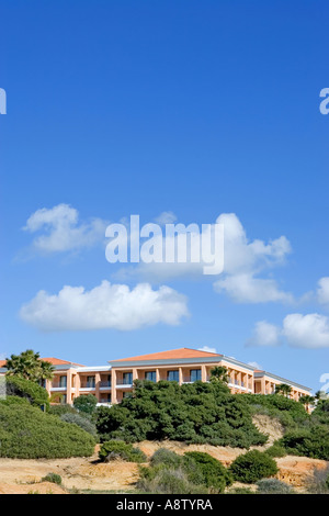 Sandstrand in Spanien führt zum Luxushotel Stockfoto