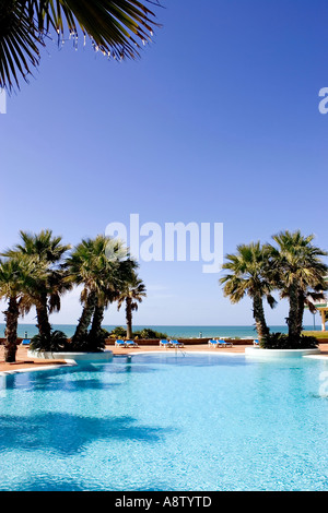 Luxus-Schwimmbad mit Blick auf das schöne Meer und Palmen in einem spanischen hotel Stockfoto