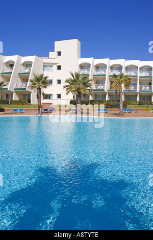 Schönen blauen Swimmingpool im spanischen Hotel mit Palmen Stockfoto