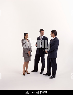 Gruppe von drei Jugendlichen tragen Business Anzüge stehen im Studio auf weißen Hintergrund. Stockfoto