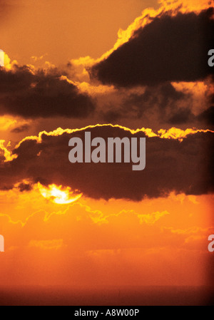 Stürmischer Sonnenuntergang über dem Ozean. Stockfoto