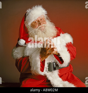 Porträt des Mannes als Weihnachtsmann verkleidet / Weihnachtsmann. Stockfoto