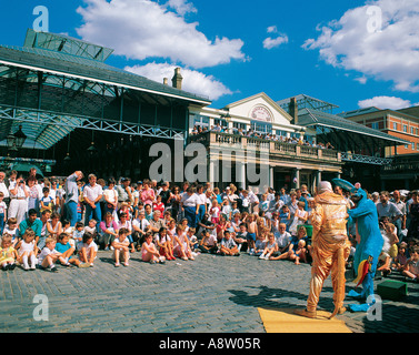 Vereinigtes Königreich. England. London. Menschenmassen beobachten Straße Entertainer in Covent Garden. Stockfoto