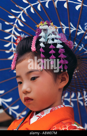 Japan. Tokyo. Outdoor Portrait Kind Mädchen Festival Kopfschmuck tragen. Stockfoto