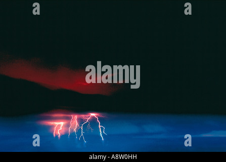 Blitze über dem Wasser. Stockfoto