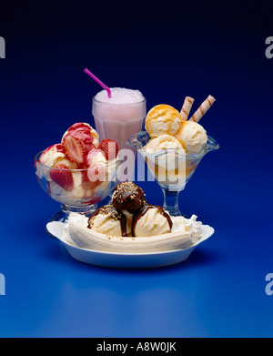 Studio Stillleben Bild von Eis in Glasschalen und Milchshake. Stockfoto