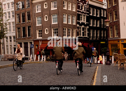 Niederländische Menschen Person Reiten Fahrräder über Brücke über Singelgracht bei Torensteeg Amsterdam Holland Niederlande Europe Stockfoto