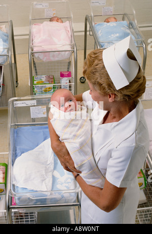 Krankenschwester Holding Baby im Krankenhaus Entbindungsstation. Stockfoto