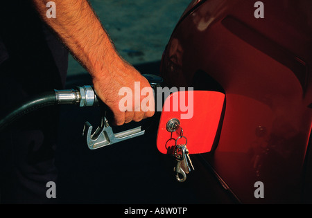 Nahaufnahme von Hand mit Kraftstoff Pumpe Füllung Auto Kraftstofftank Stockfoto