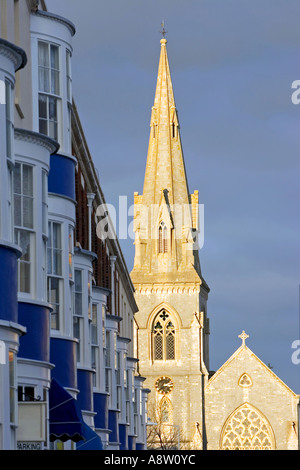 Am späten Nachmittag, am frühen Abend die untergehende Sonne auf den Turm und der Turm der Kirche in Weymouth Dorset in England Stockfoto