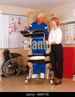 Krankenhaus. Junge Frau Physiotherapeut Durchführung von Neuro-Rehabilitation mit männlichen Patienten Stockfoto