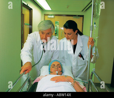 Krankenhaus-Unfall- und Notfall-Einheit. Arzt und Krankenschwester Trolley mit schwerkranken Patienten schieben. Stockfoto