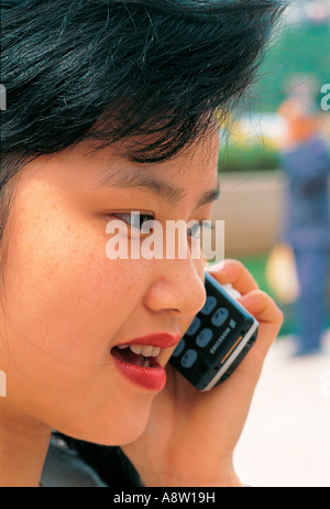 Junge Frau im freien Nahaufnahme sprechen auf dem Handy "Telefon. Stockfoto