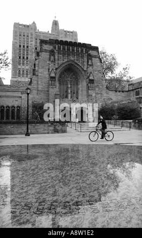 Yale Bibliothek Sterling Memorial Library mit Radfahrer Biker Schüler auf Fahrrad Stockfoto