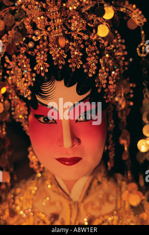 Singapur. Porträt des weiblichen chinesischen Oper-Darsteller in voller Tracht mit Kopfschmuck und Make-up.
