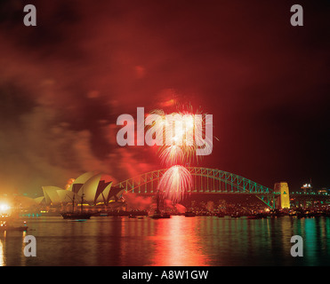 Australien. New South Wales.  Feuerwerk über Sydney Harbour Bridge und Opera House. Stockfoto