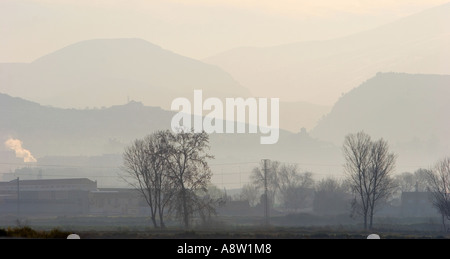 Nebel am frühen Morgen verblassen über schöne spanische Landschaft Stockfoto