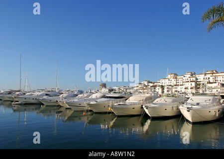 Weiße Luxus-Yachten bei Sonnenaufgang vor Anker in Puerto Banus Spanien an der Costa Del Sol Stockfoto