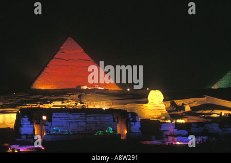 Pyramiden in Ton- und Lichtshow bei Nacht-Gizeh-Ägypten Stockfoto